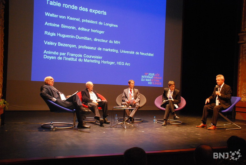 Parmi les experts qui ont participé à cette 19e Journée internatinal du marketing horloger (de gauche à droite), Walter von Kaenel, président de Longines, Antoine Simonin, éditeur horloger, Régis Huguenin-Dumittan, directeur du MIH et Valéry Bezençon, professeur de marketing à l'Université de Neuchâtel. La table ronde était animée par François Courvoisier, doyen de l'Institut de marketing horloger de la HEG Arc.