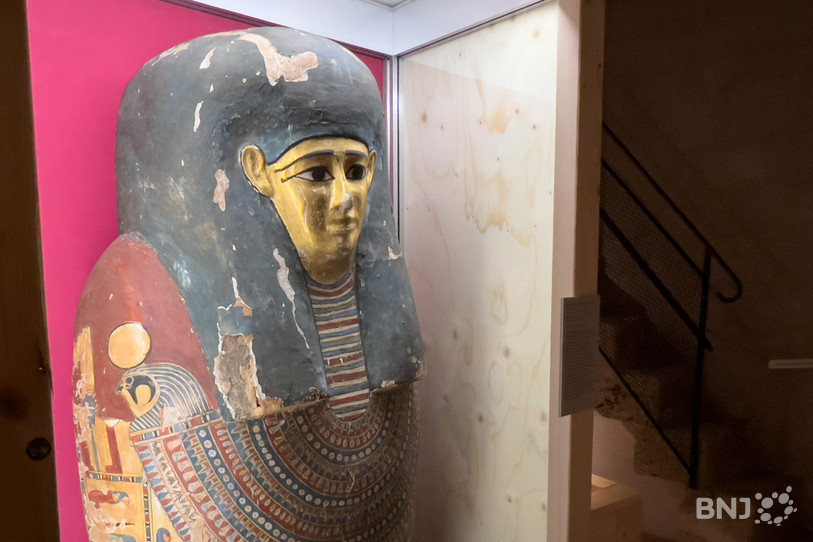 Le couvercle du sarcophage de Nes-Shou accueille désormais les visiteurs de la salle Egypte.