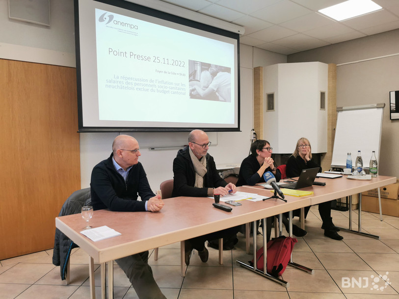 Les employeurs des EMS neuchâtelois ont exprimé leur colère face à la presse ce vendredi matin (de gauche à droite : Jacques Macabrey, directeur de l'EMS Clos Brochet, René Risse, directeur du Foyer de la Côte, Fabienne Wyss Kubler, secrétaire générale de l'ANEMPA, et Anne-Pascale Schneider, directrice du home L'Escale).