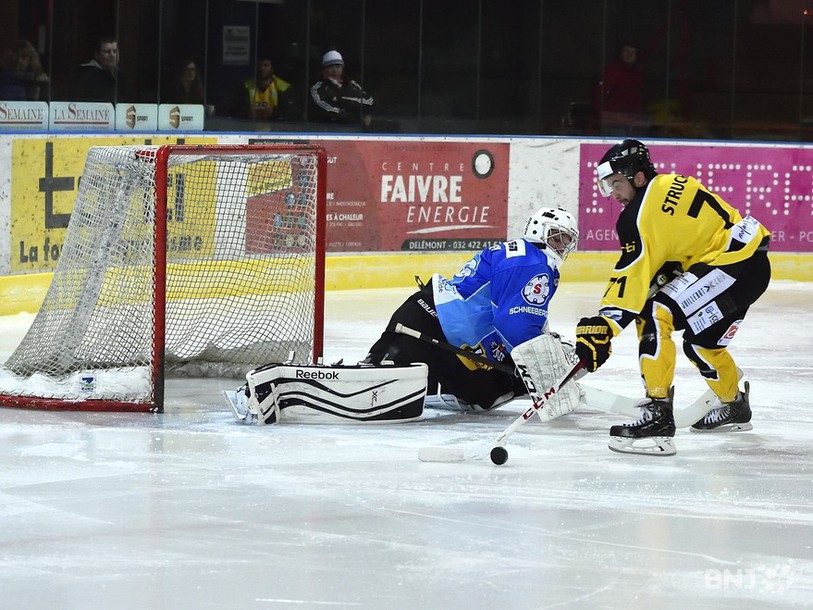 Gaëtan Struchen inscrit le 2-0 face à Moritz Pfäffli (photo : Georges Henz)