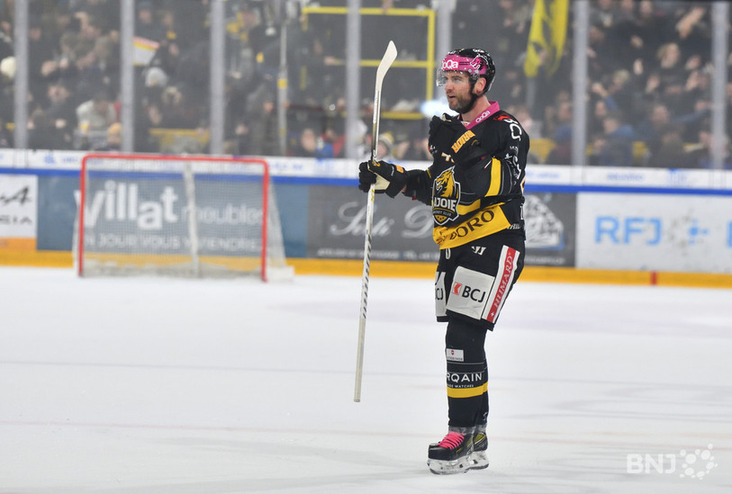 TJ Brennan a vécu un match à double tranchant vendredi soir. Le défenseur du HC Ajoie a inscrit un doublé mais est aussi impliqué sur deux buts vaudois (photo : Georges Henz).