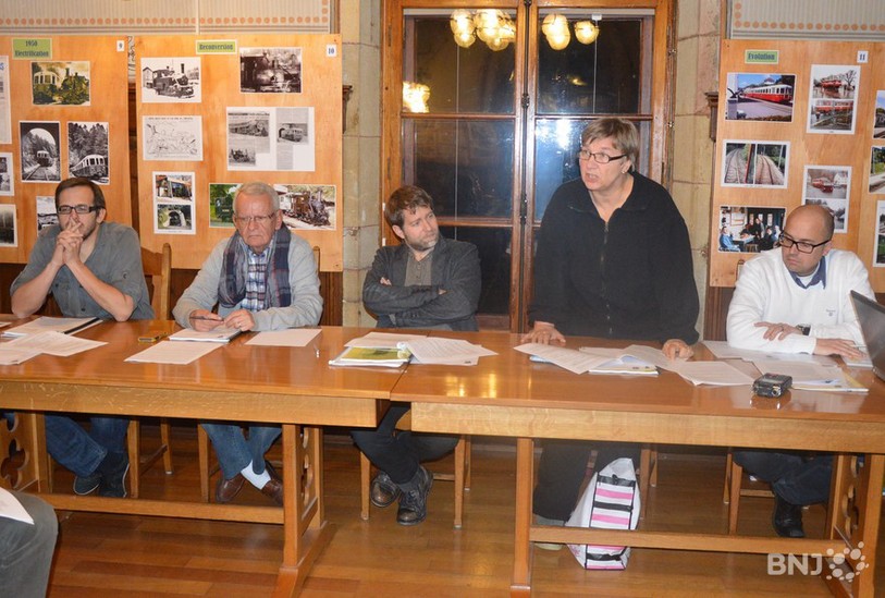 Le Conseil communal des Brenets, avec sa ministre des finances Yolande Hügli (debout) qui est démissionnaire.