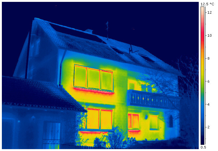 La thermogrpahie doit permettre d'identifier les failles dans l'isolation d'une maison (ici en rouge)