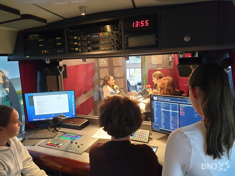 Le Radiobus est entièrement équipé pour diffuser des émissions : régie, studio filmé et émetteur DAB+.