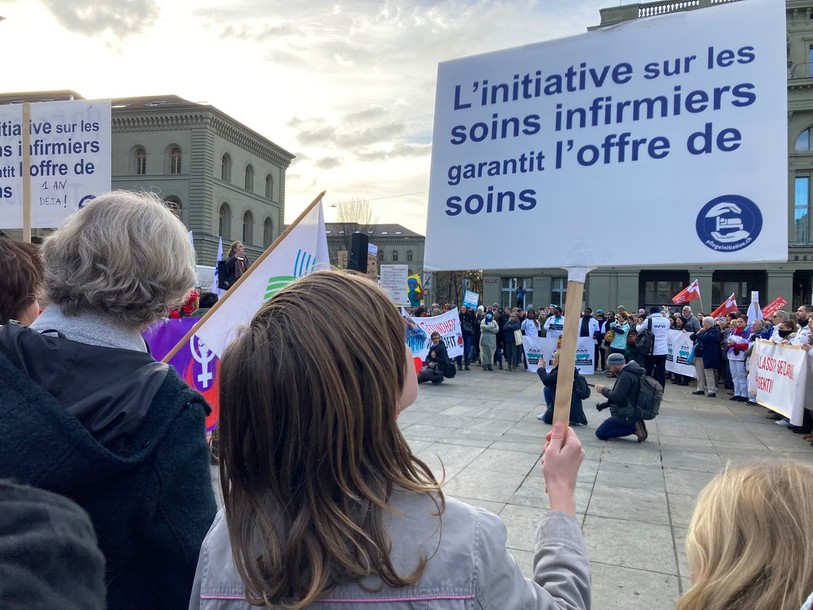 Des centaines d'employés du secteur de la santé ont réclamé des mesures d'urgence ce samedi à Berne. (Photo : ASI NE-JU)