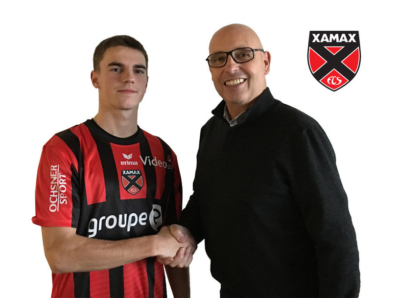 Adrien Zbinden et le président de Neuchâtel Xamax FCS Christian Binggeli. (Photo : Neuchâtel Xamax FCS).