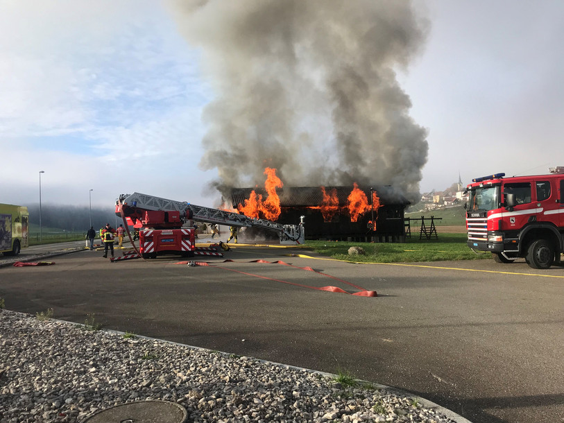 L'incendie a complètement détruit les locaux en bois jouxtant l'ancien aérodrome. (Photo: police cantonale jurassienne)