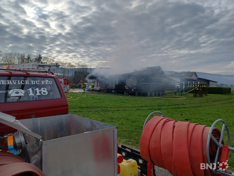Vers midi, les pompiers étaient toujours sur place pour terminer les opérations d'extinction.