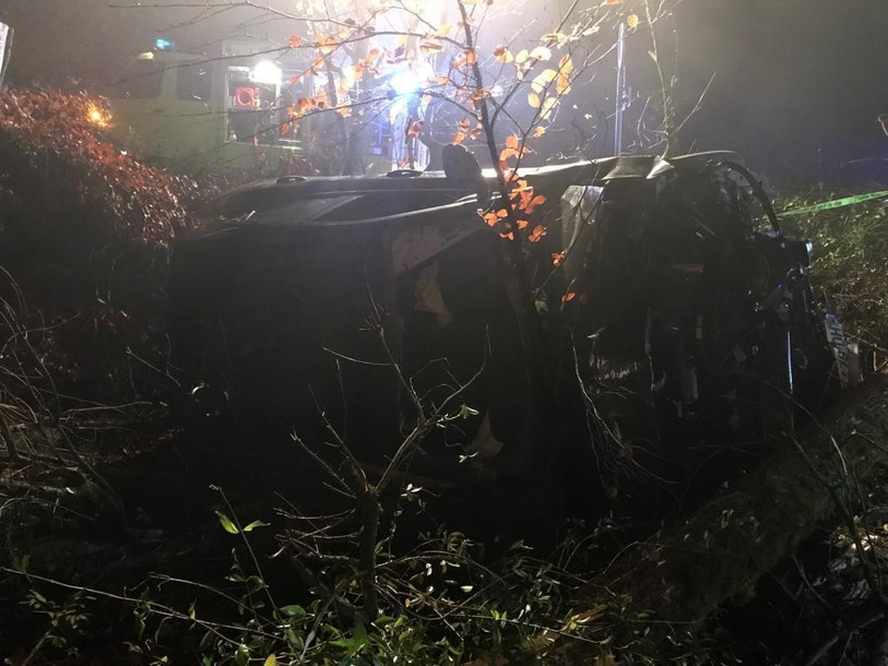 La voiture a terminé sa course dans un arbre entre Bure et Buix. (Photo: police cantonale jurassienne)