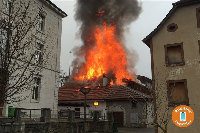 Des flammes impressionnantes se dégageaient du toit de la bâtisse