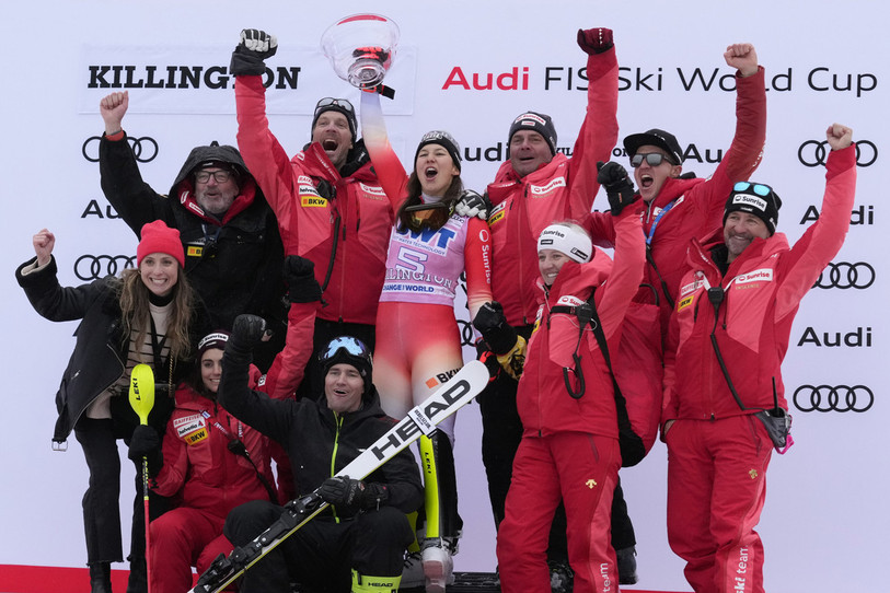 Une victoire tant attendue par Wendy Holdener et son équipe. (Photo: AP Photo/Robert F. Bukaty)