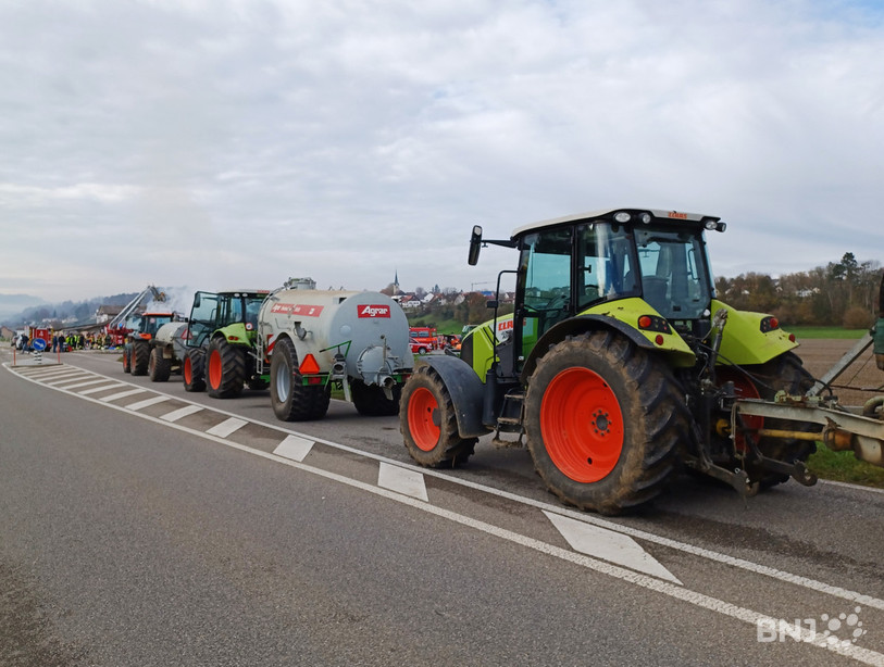 Dimanche sur la plaine de Courtedoux, plusieurs tracteurs étaient alignés avec leur tonneau pour venir en aide aux pompiers.