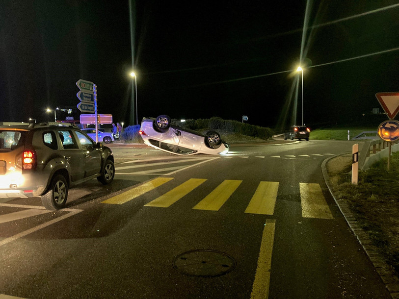 La voiture fautive s'est retrouvée les quatre fers en l'air. (Photo : police cantonale jurassienne).