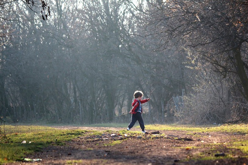 Enfant courant dans une forêt