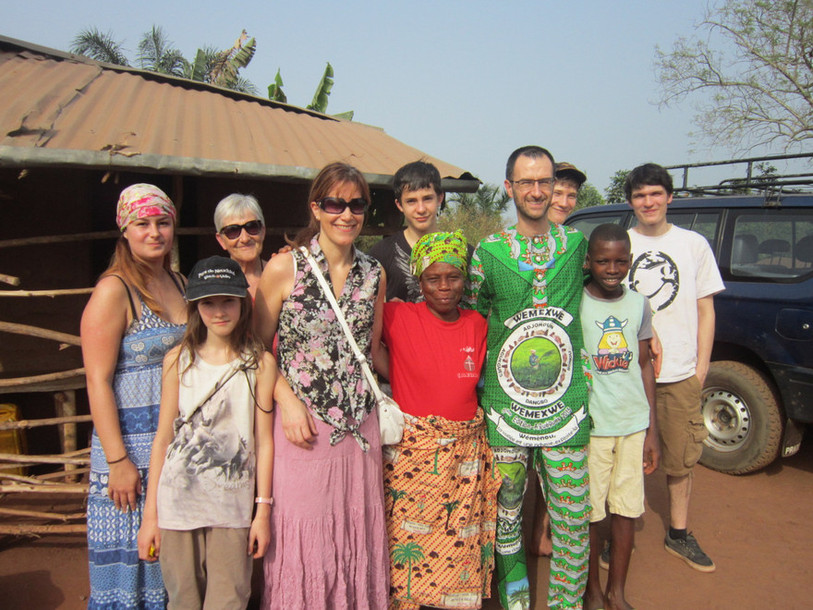 La famille Schwaar avec leurs hôtes au Bénin