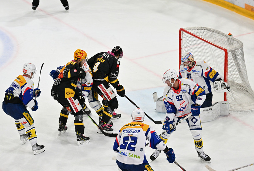 Le HC Ajoie a su prendre les devants face à Kloten sur cette action avec la réussite de Jonathan Hazen (photo : Georges Henz).