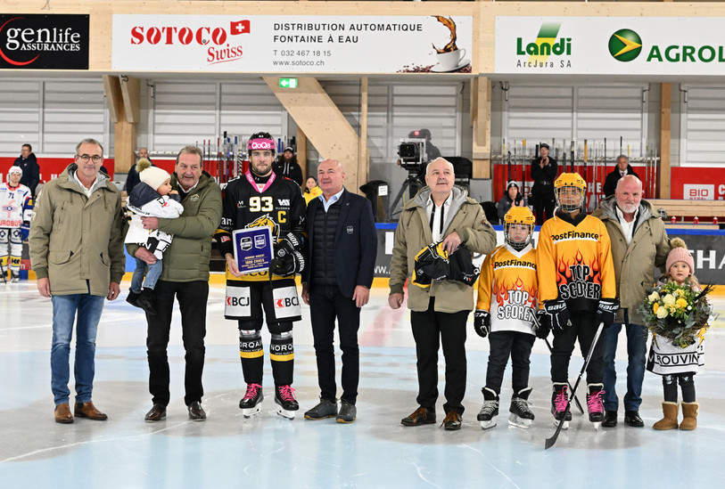 Jordane Hauert a été félicité par le patron de la National League Denis Vaucher (4e depuis la gauche) et le comité directeur du HC Ajoie pour son 1'000e match en ligue nationale (photo : Georges Henz).