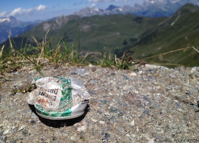 boîte de conserve sur une prairie de montagne