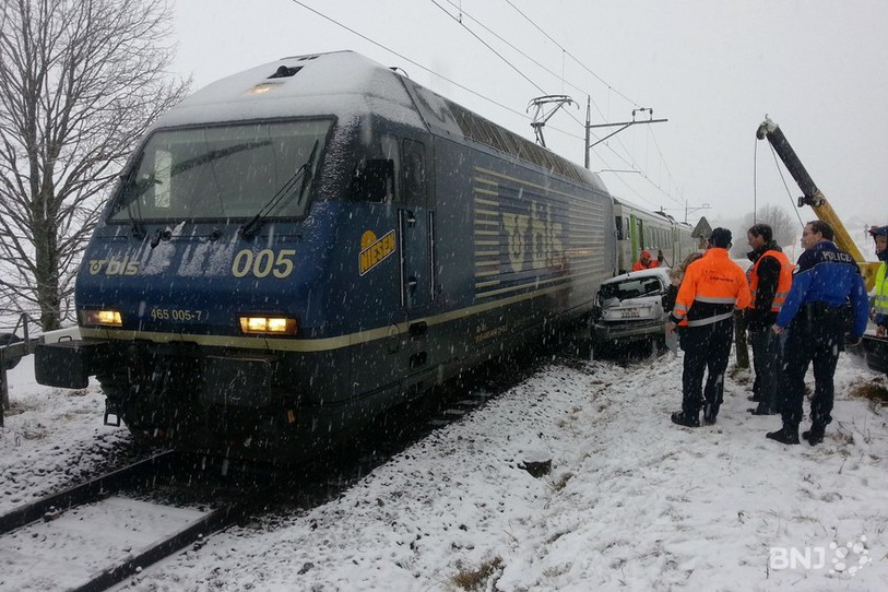 La voiture aurait glissé sur le passage à niveau.