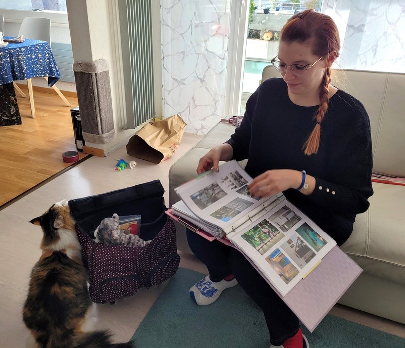 Sarah Buompane travaille parfois de chez elle pour imaginer des solutions pour ses clients. Wendy, son animal de compagnie, n'est jamais très loin pour l'aider à tester de nouveaux jouets qu'elle fabrique.