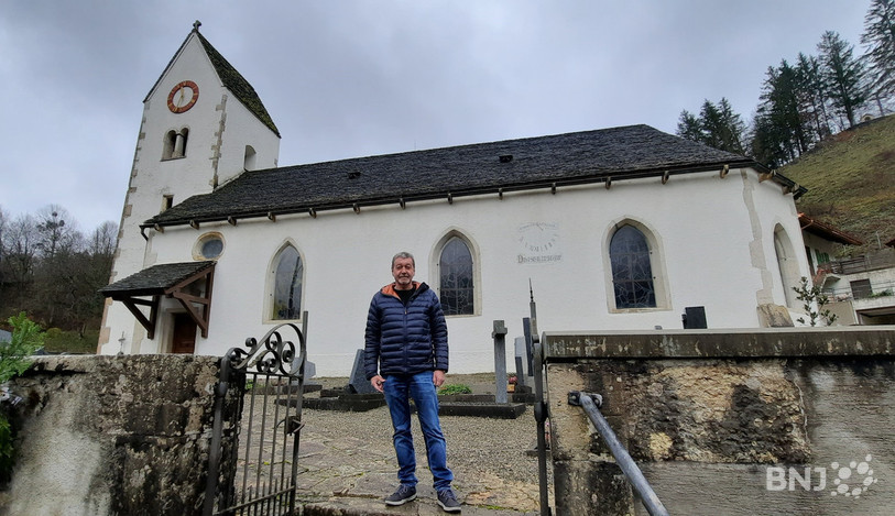 Alain Stocker, un des dix enfants de Coghuf, nous a fait découvrir les vitraux réalisés par son père à l'église de Soubey.