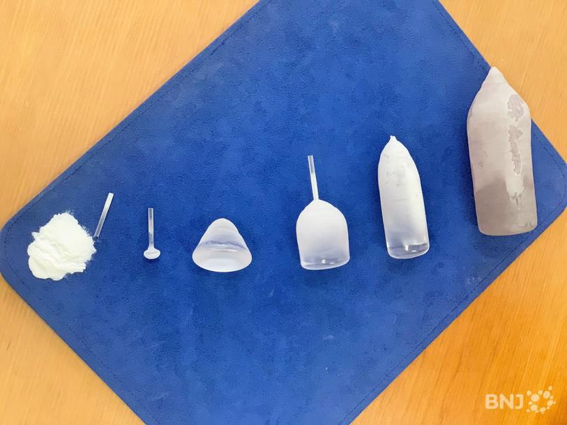 Les différentes étapes de la fabrication du saphir, de la poudre au barreau.