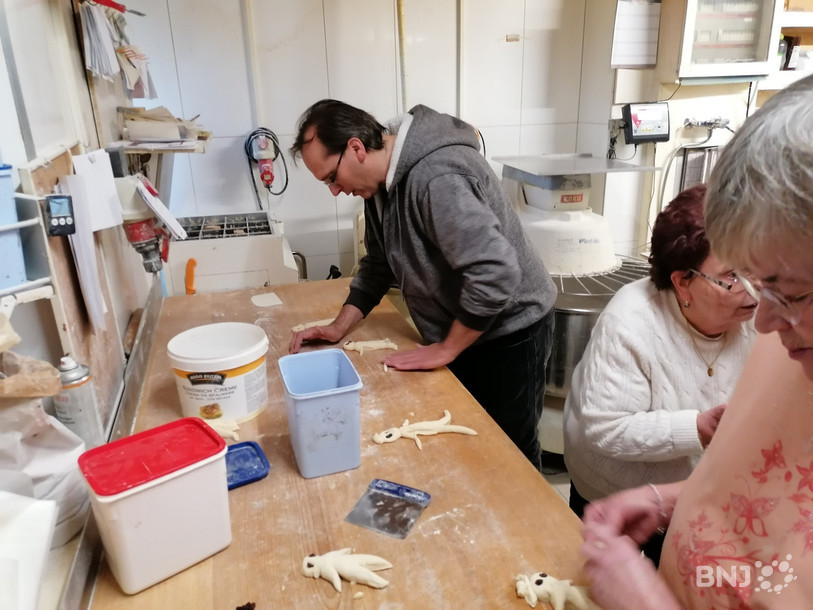 Les participants à l'atelier de confection Grittibänz sont appliqués.