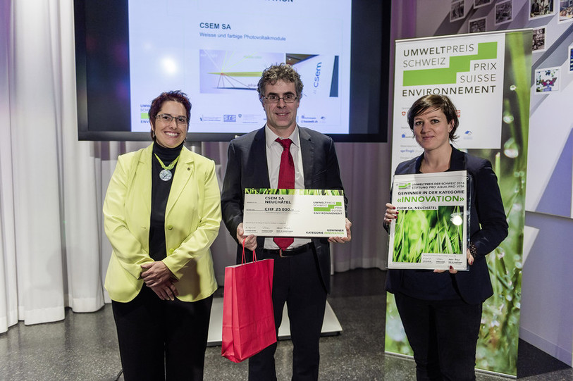 De gauche à droite: Isabelle Chevalley, conseillère nationale, Christophe Ballif, directeur CSEM PV-center et Laure-Emmanuelle Perret-Aebi