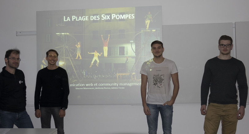 Hughes Houmard (à gauche), responsable de la communication de La Plage des Six Pompes, en compagnie des étudiants ayant travaillé sur la stratégie digitale du festival. (De gauche à droite : Vincent Mazenauer, Anthony Buoso et Adrien Frosio.)