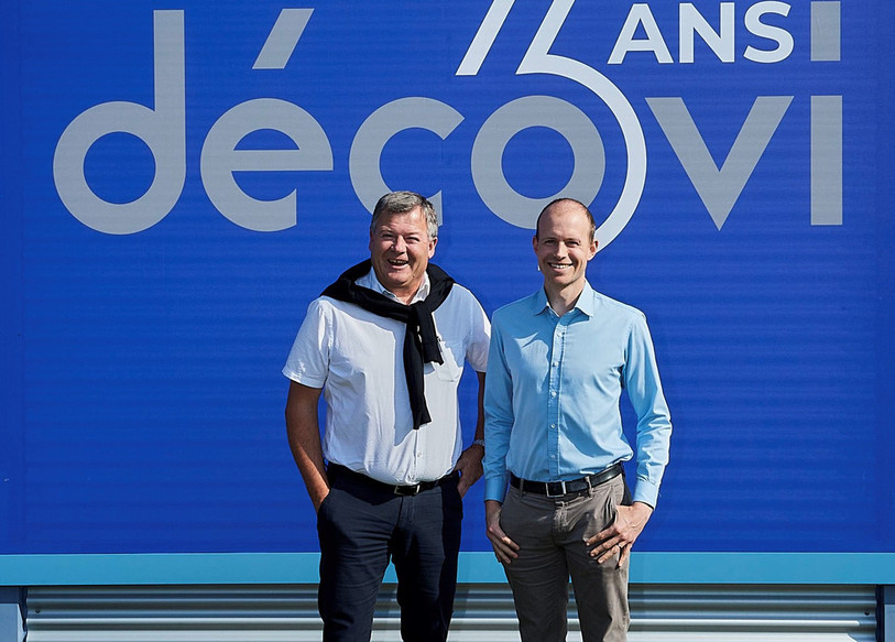 Claude Chèvre (à gauche) transmet le témoin à son fils Cédric Chèvre (à droite) à la direction de Décovi (photo: Groupe Acrotec).