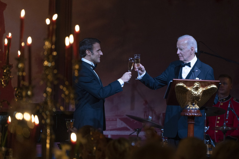 Emmanuel Macron et Joe Biden ont porté un toast jeudi soir lors du dîner de gala qui a été organisé par la Maison Blanche. (Photo : EPA/Chris Kleponis/ POOL).