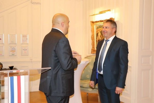 L'ambassadeur de France Frédéric Journès a remis l'insigne de Chevalier de l'Ordre national du Mérite à l'ancien ministre jurassien Philippe Receveur. (Photo : France en Suisse).