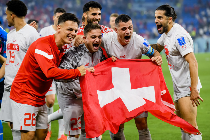 Les joueurs de l'équipe de Suisse peuvent savourer. Ils défieront le Portugal en 8e de finale de la Coupe du monde (photo : KEYSTONE/Laurent Gillieron).