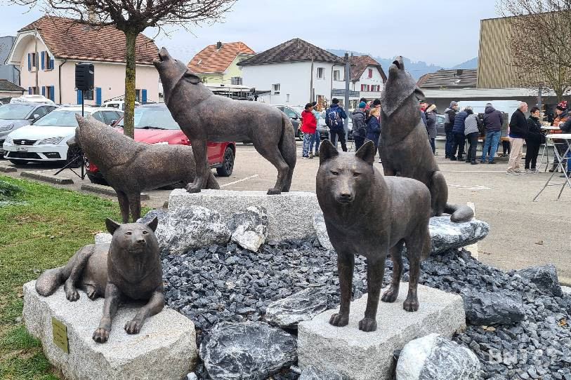 Une sculpture de loups a été réalisée par l'artiste Christian Schneiter.