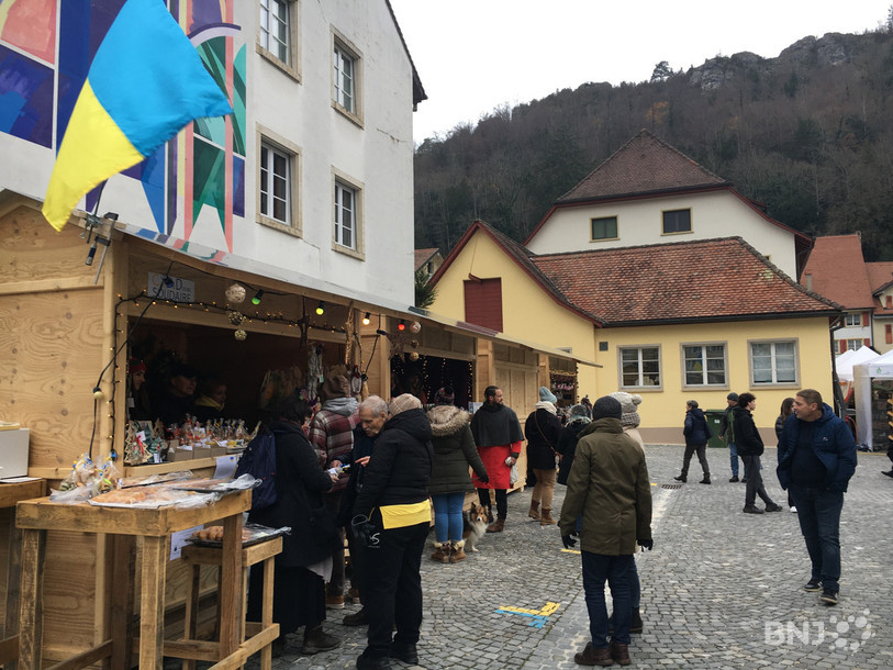 Un stand qui attire les curieux sur le marché de Noël à St-Ursanne.