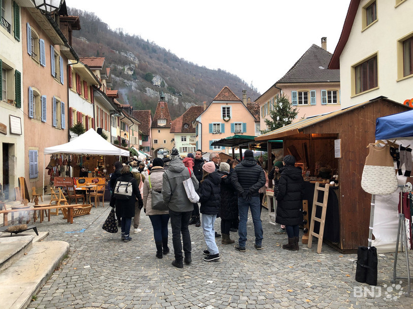 Il y avait du monde dans les rues de St-Ursanne lors de son marché de Noël.