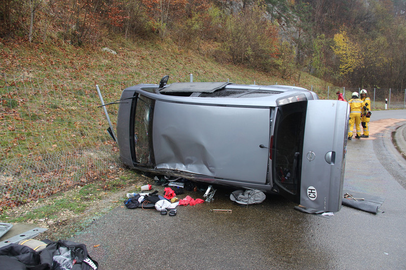 Une voiture s'est retrouvée sur le flanc dimanche après-midi. Photo: Police cantonale jurassienne