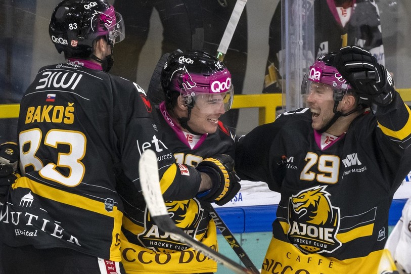 Bastien Pouilly (au centre) est félicité par Martin Bakos et Gilian Kohler (photo : KEYSTONE/Georgios Kefalas).
