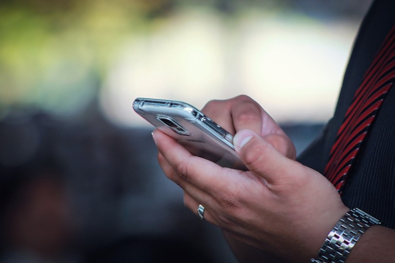 Les individus contactent leurs ciblent par téléphone et proposent la publication d'annonces payantes dans un tout-ménage. (Photo d'illustration / libre de droits)