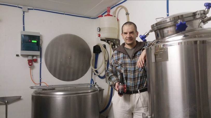 Frédéric Guerne a créé une brasserie dans le sous-sol de sa maison à Courtelary. (ldd)