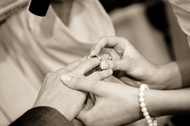 La future mariée a pu rejoindre son promis. 