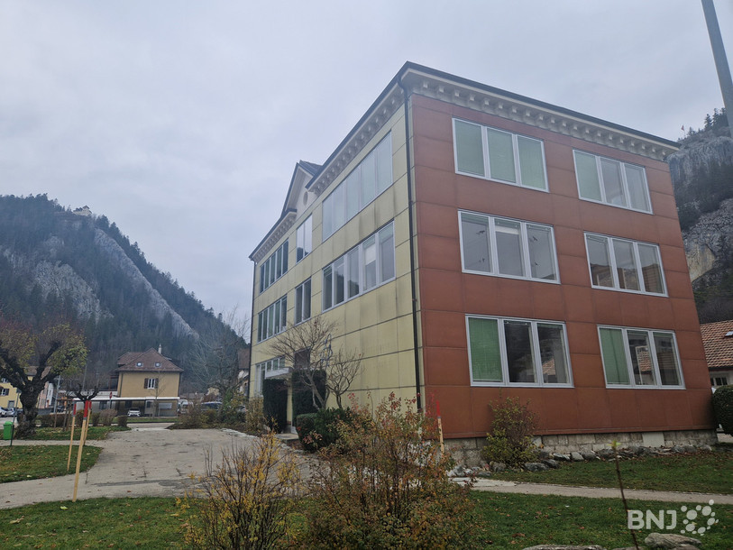 Kari Voutilainen a montré son intérêt pour acheter l'ancien lycée de Fleurier, bien situé par rapport au siège de son entreprise, installée au Chapeau de Napoléon (sur la montagne en arrière-plan).