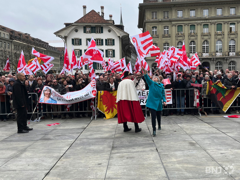 Elisabeth Baume-Schneider fête son élection au Conseil fédéral devant les Jurassiens.