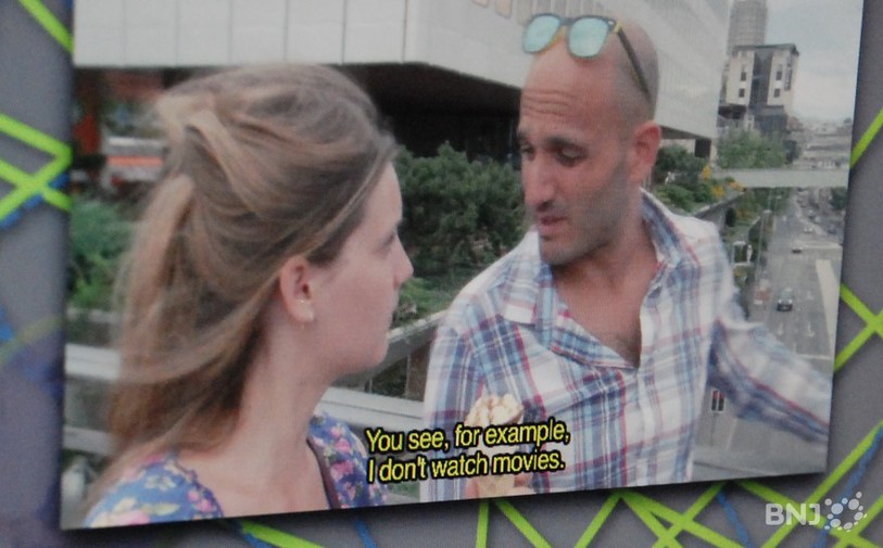 Le film qui comporte 35 séquences distinctes mêle suspense, surveillance et dialogues étonnants.