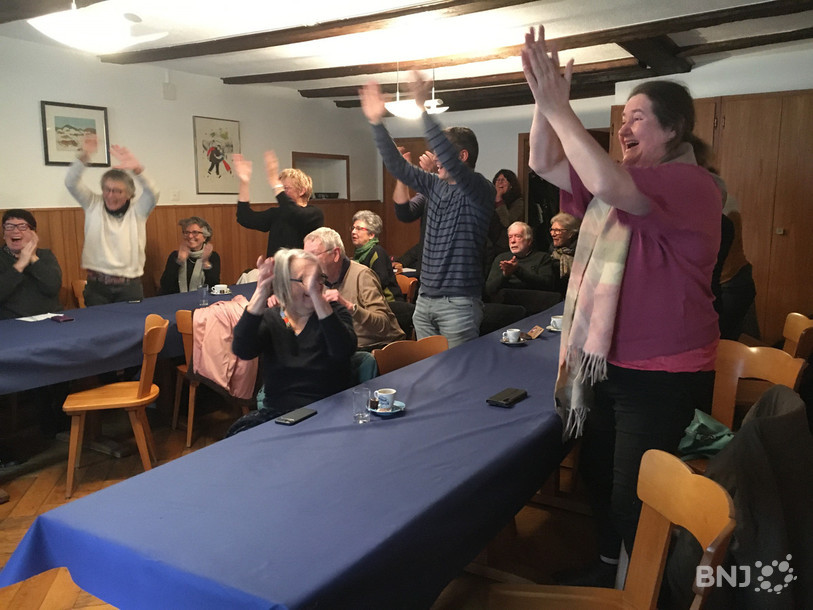Les sympathisants du Parti socialiste ont laissé éclater leur joie en entendant l'élection d'Elisabeth Baume-Schneider.