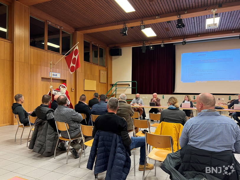 Il s'agissait de la dernière séance de la législature pour le SIDP. Les délégués ont reçu la visite de St-Nicolas, venu célébrer l'élection au Conseil fédéral d'Elisabeth Baume-Schneider. 