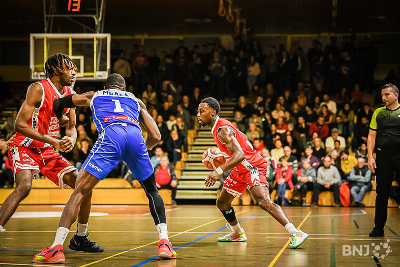 Philippe Eyenga, avec le ballon, a inscrit 14 points et montré une belle activité. (Photo : Stéphane Bée)