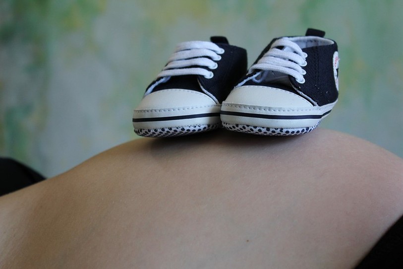 Le canton du Jura propose des programmes de sensibilisation à l'obésité infantile dès la grossesse, tels que des massages ou des activités sportives pour futures mamans.