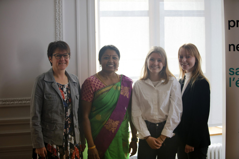 De gauche à droite : Association Bartim’habits, Mme Karunakaram Sayanthini et Les jeunes veulent aider. (Photo : Chancellerie d’État)