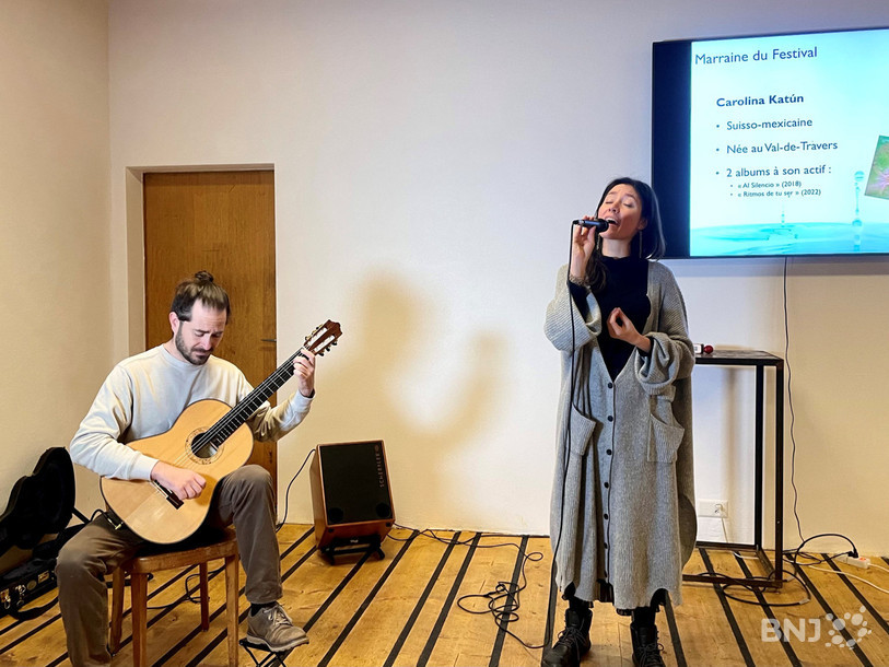L'artiste Carolina Katún a interprété plusieurs morceaux lors de la présentation du programme, ici avec son guitariste.